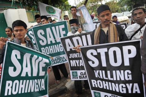 Manifestacin de los musulmanes indonesios frente a la embajada de Birmania en Yakarta. | Afp