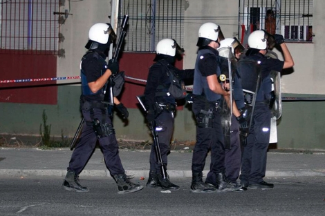 Policas, durante la operacin contra los tres islamistas. | Francisco Ledesma
