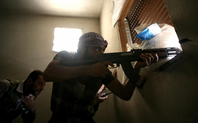 Rebeldes sirios patrullan por Alepo. | Efe