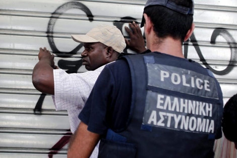 Detencin de un grupo de inmigrantes en las calles de Atenas. | A. KOSNTANTI | EFE