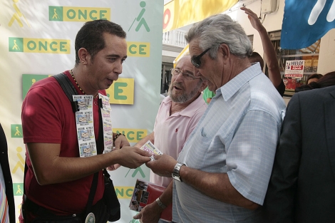 El vendedor de cupones, Francisco Pereira, felicita por los vecinos. | C. Mrquez