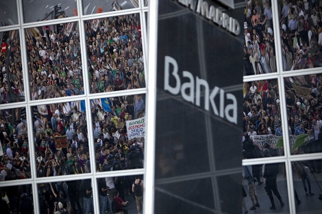 Manifestantes convocados por el 15-M protestan contra el rescate de Bankia en Madrid. | Alberto di Lolli