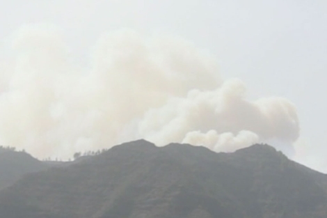 El humo del incendio reavivado cubre los altos de Garajonay. | Efe