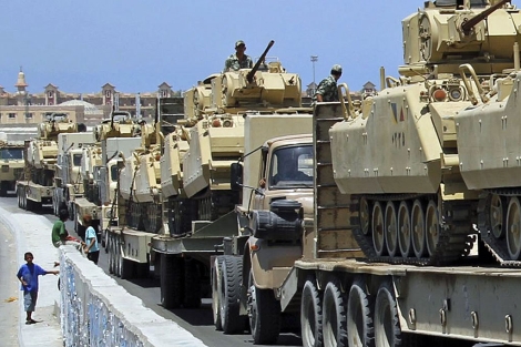 Vehculos militares egipcios llegan a la ciudad fronteriza de Rafah.| Reuters