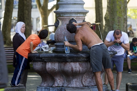 Varias personas se refrescan en una fuente del parque del Arenal | Iaki Andrs