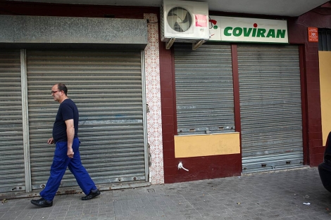 El supermercado Covirn de Torreblanca (Sevilla), asaltado por un grupo de jvenes. | E. Lobato