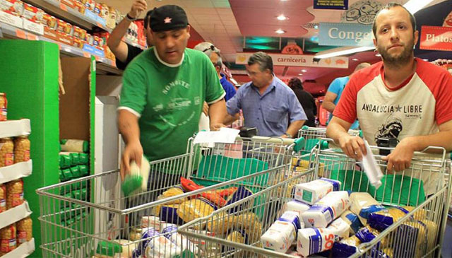 Miembros del Sindicato Andaluz de Trabajadores (SAT), en un supermercado de Écija. | Efe