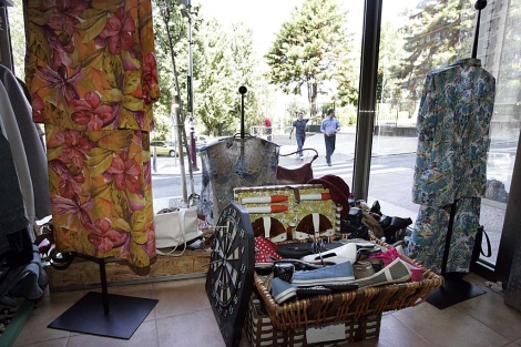Interior de la tienda solidaria instalada en la calle Toledo del barrio del Calvario. | Rosa Gonzlez