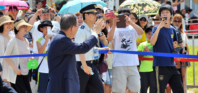 Ban Ki-Moon saluda en su visita a la Expo de Yeosu. | Afp