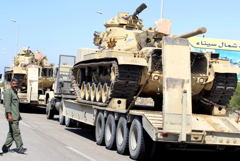 Carros blindados egipcios trasladados hacia el Sina. | Reuters