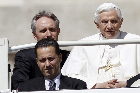 El mayordomo del Papa, junto al Pontfice en una imagen de archivo. | Reuters