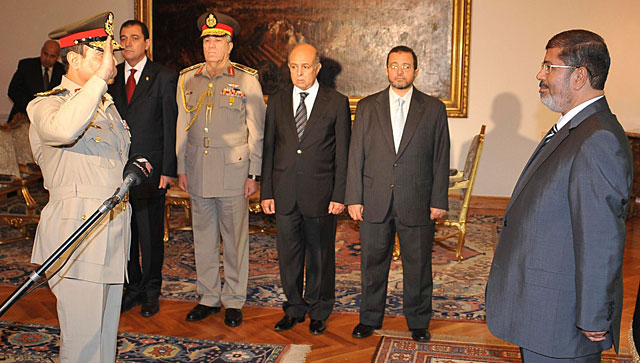 Mursi, con su nuevo ministro de Defensa. | Reuters/Presidencia de Egipto