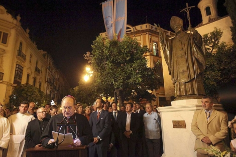 El arzobispo Juan José Asenjo, junto a la estatua de Juan Pablo II. | Jesús Morón