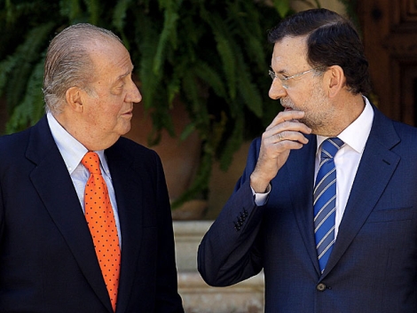 Don Juan Carlos y Mariano Rajoy conversan en Mallorca. | Ballesteros / Efe