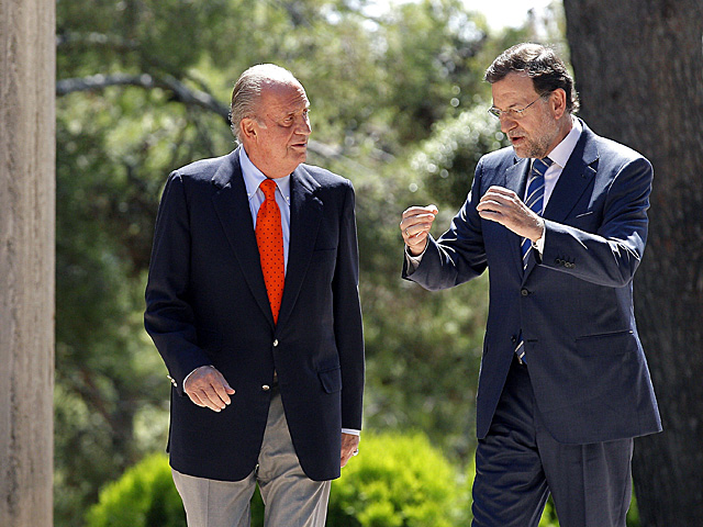 Rajoy conversa con Don Juan Carlos en el Palacio de Marivent. | Ballesteros | Efe