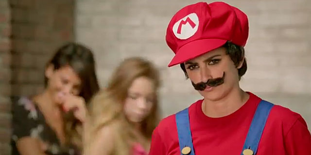 Penlope, vestida de Mario y, detrs de ella, Mnica rindose.