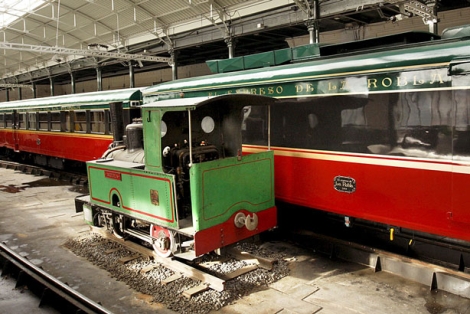 Tren 'El expreso de La Robla' junto a una mquinaen la estacin de FEVE de Bilbao. | Efe