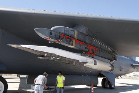 El X-51A WaveRider, anclado al ala del bombardero B-52. | Reuters
