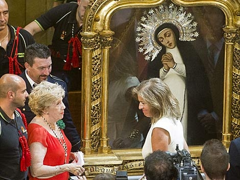 La alcaldesa de Madrid en el acto con la Virgen de la Paloma. | Gonzalo Arroyo