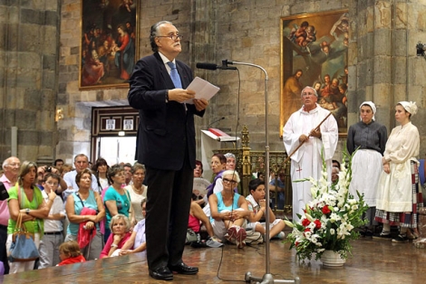 Azkuna durante la Misa Mayor celebrada en la Baslica de Begoa de Bilbao. | Efe