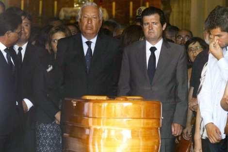 El ministro de asuntos exteriores en el funeral del agente. | Efe