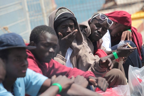 Algunos de los inmigrantes rescatados en aguas de Tarifa. | Fco. Ledesma