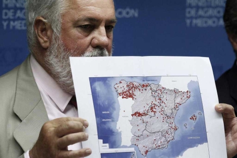El ministro Arias Caete muestra un mapa con los incendios de este ao. | Efe