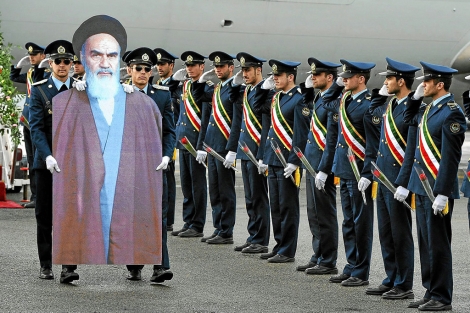Militares iraníes representan la histórica llegada a Teherán en 1979 del ayatolá Jomeini. | E. M.