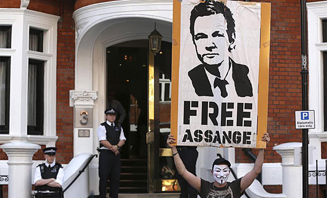 Un manifestante sostiene una pancarta pidiendo la libertad de Assange. | Foto: Reuters