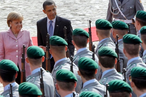 Merkel pasa revista a las tropas acompaada por Obama.