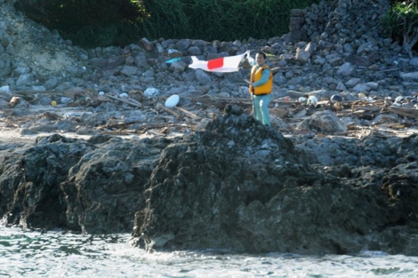 Un activista japons agita una bandera ayer en las islas Diaoyu. | Afp