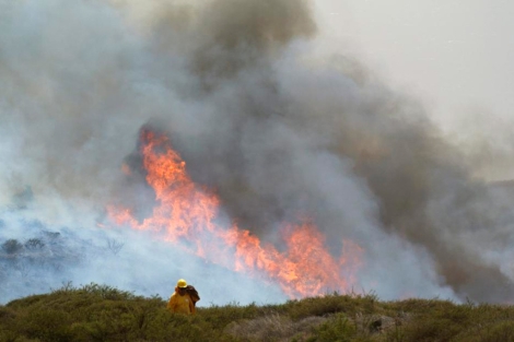 Un bombero junto al incendio de la Gomera, el pasado 4 de agosto. | Efe