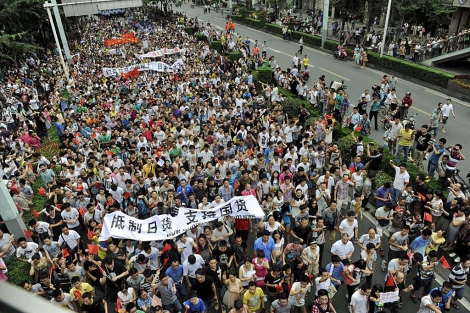 Miles de personas se manifiestan en contra de Japn en la ciudad de Harbin, China. | Efe