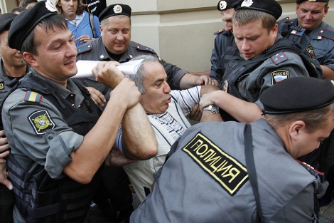 El opositor Garri Kasparov, durante su detención el viernes, en Moscú. | Reuters