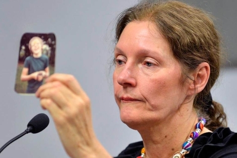 La madre de Julian Assange muestra una foto de su hijo. | Afp