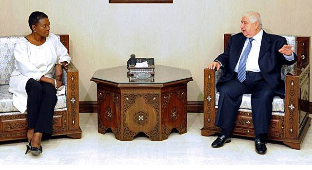 El ministro de Exteriores, Walid Muallem, con la secretaria de la ONU sobre Asuntos Humanitarios. | Afp