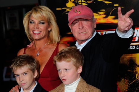 Tony Scott con su familia en el estreno de 'Imparable'. | AFP