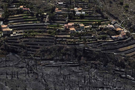 Casas rodeadas de tierra calcinada en La Gomera. | S. Ferrero / Reuters