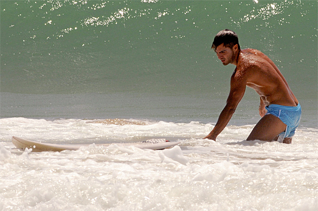 El actor Maxi Iglesias practica surf en las playas de Cádiz. VEA MÁS IMÁGENES
