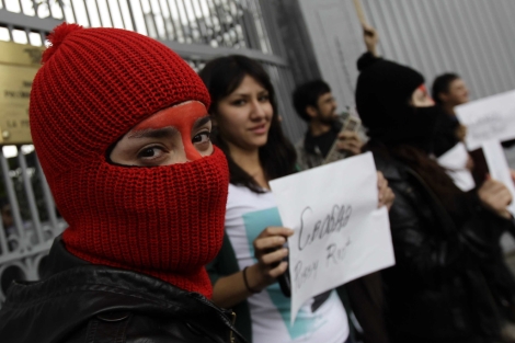 Simpatizantes de las Pussy Riot se manifiestan fuera de la embajada de Rusia en Mxico, el pasado viernes. | Reuters