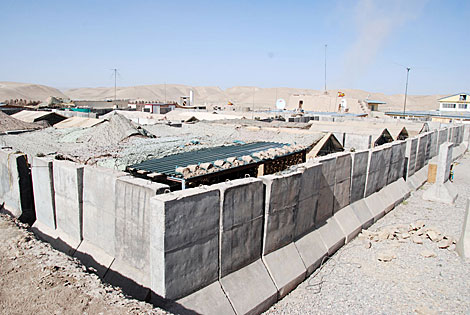El campamento de Moqur, protegido con bloques de hormign. | Mnica Bernab