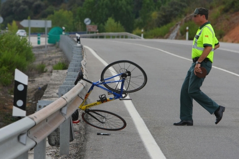 Un agente se acerca para retirar la bicicleta del arcn. | Csar Snchez / Ical
