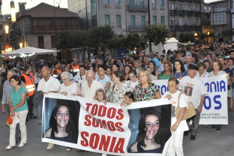La marcha, encabezada por los retratos de Sonia Iglesia. | Diego Torrado