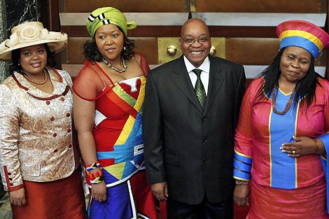 Foto de archivo de junio 2009 del presidente de Sudfrica, con sus tres esposas. | Reuters