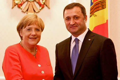 Vlad Filat durante su encuentro ayer con ngela Merkel. | Afp