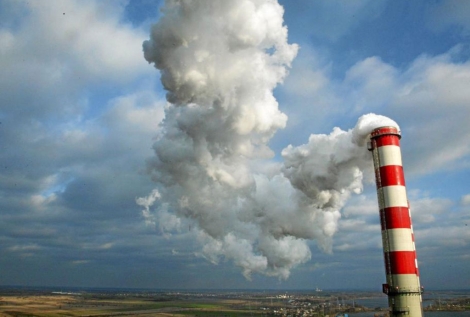 Chimenea de una planta de energa de carbn en Polonia. | Efe/Greenpeace