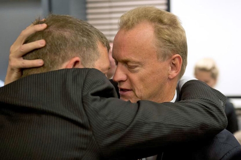 El secretario del Partido Laborista Raymond Johansen abrazo a una vctima de la masacre. | Afp