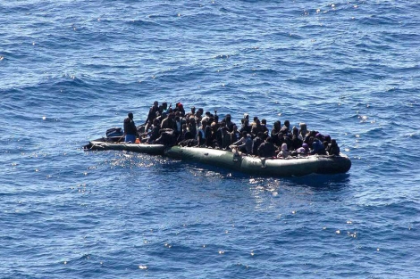 Una patera de inmigrantes cerca de la isla de Lampedusa en marzo. | Efe