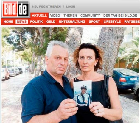 Foto de los padres con una foto de su hijo fallecido publicada por el diario Bild. | Bild.de