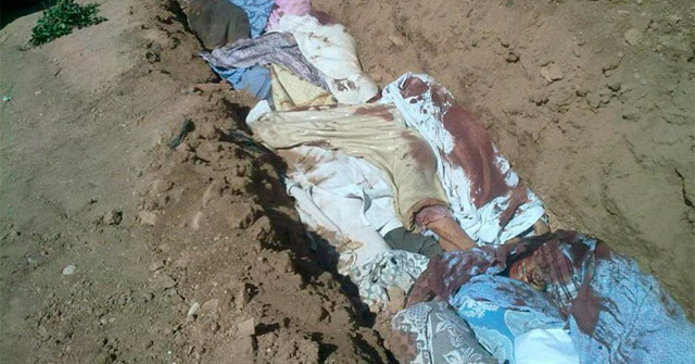 Cadveres sirios asesinados enterrados en una fosa en Daraya. | Afp